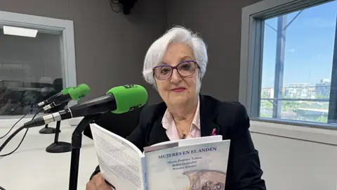 Dolores Tolosa, presentando Mujeres en el andén Dolores Tolosa, presentando Mujeres en el andén