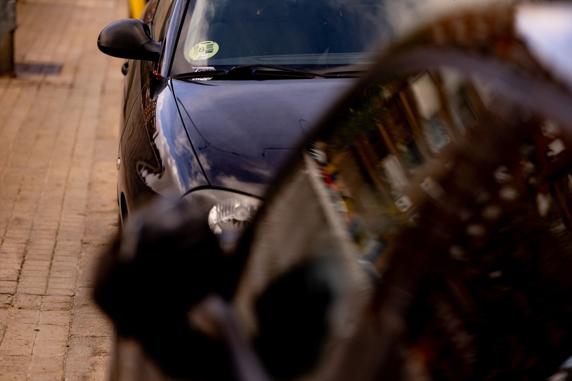 Imagen de archivo de un vehículo con etiqueta B en Madrid. Imagen de archivo de un vehículo con etiqueta B en Madrid.