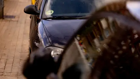 Imagen de archivo de un vehículo con etiqueta B en Madrid. Imagen de archivo de un vehículo con etiqueta B en Madrid.