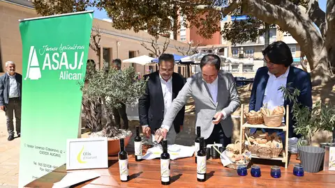 Joaquín Sempere, Juanfran Pérez Llorca y José Vicente Andreu en la presentación de Olis d'Alacant Joaquín Sempere, Juanfran Pérez Llorca y José Vicente Andreu en la presentación de Olis d'Alacant