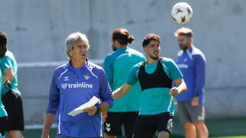 Manuel Pellegrini, en un entrenamiento en la Ciudad Deportiva Luis del Sol. Manuel Pellegrini, en un entrenamiento en la Ciudad Deportiva Luis del Sol.