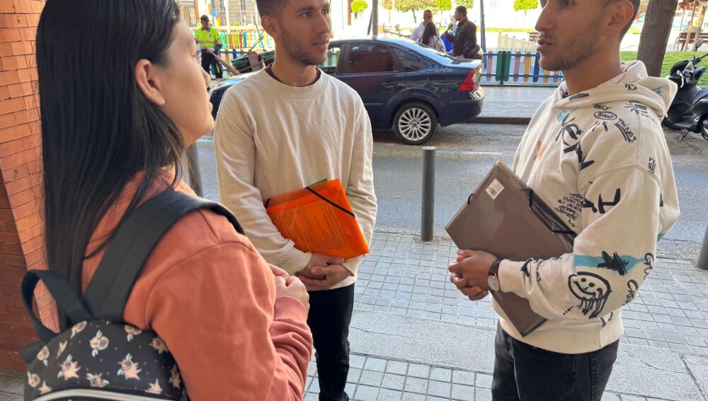 Algunos de los inmigrantes que han presentado la solicitud en la oficina de Correos de Ciudad Real