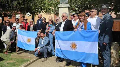 El embajador de Argentina visita las raíces palentinas del general San Martín y reivindica los lazos históricos entre España y Argentina .