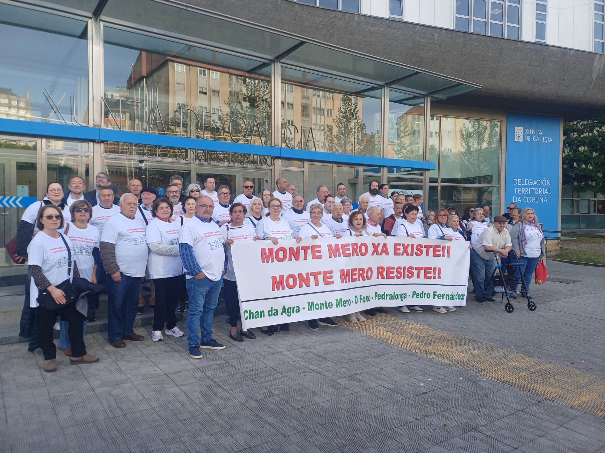 Los afectados por la urbanización de Montemero presentan las alegacionea al PIA en la delegación de la Xunta Los afectados por la urbanización de Montemero presentan las alegacionea al PIA en la delegación de la Xunta