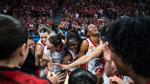 Las jugadoras celebran el tercer puesto conseguido Las jugadoras celebran el tercer puesto conseguido