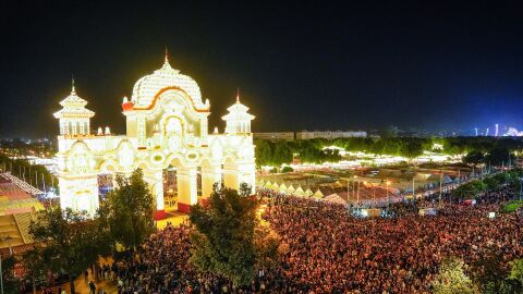 Im&aacute;genes de la prueba del &lsquo;alumbrao&rsquo; de la Portada de la Feria de Sevilla. 