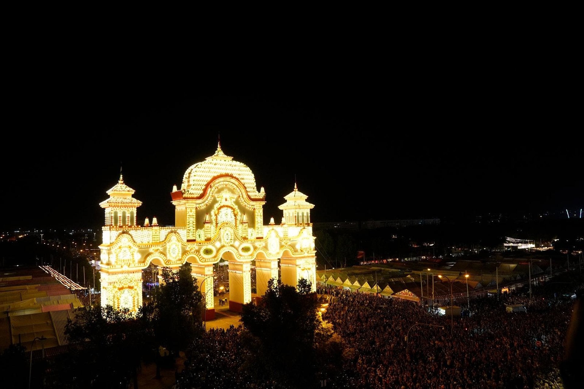 El 'alumbrao' de la portada da paso a una intensa semana de Feria en la ciudad efímera del Real El 'alumbrao' de la portada da paso a una intensa semana de Feria en la ciudad efímera del Real