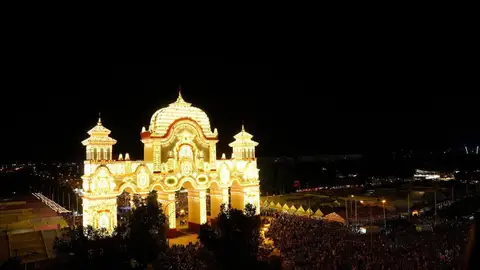 El 'alumbrao' de la portada da paso a una intensa semana de Feria en la ciudad efímera del Real El 'alumbrao' de la portada da paso a una intensa semana de Feria en la ciudad efímera del Real