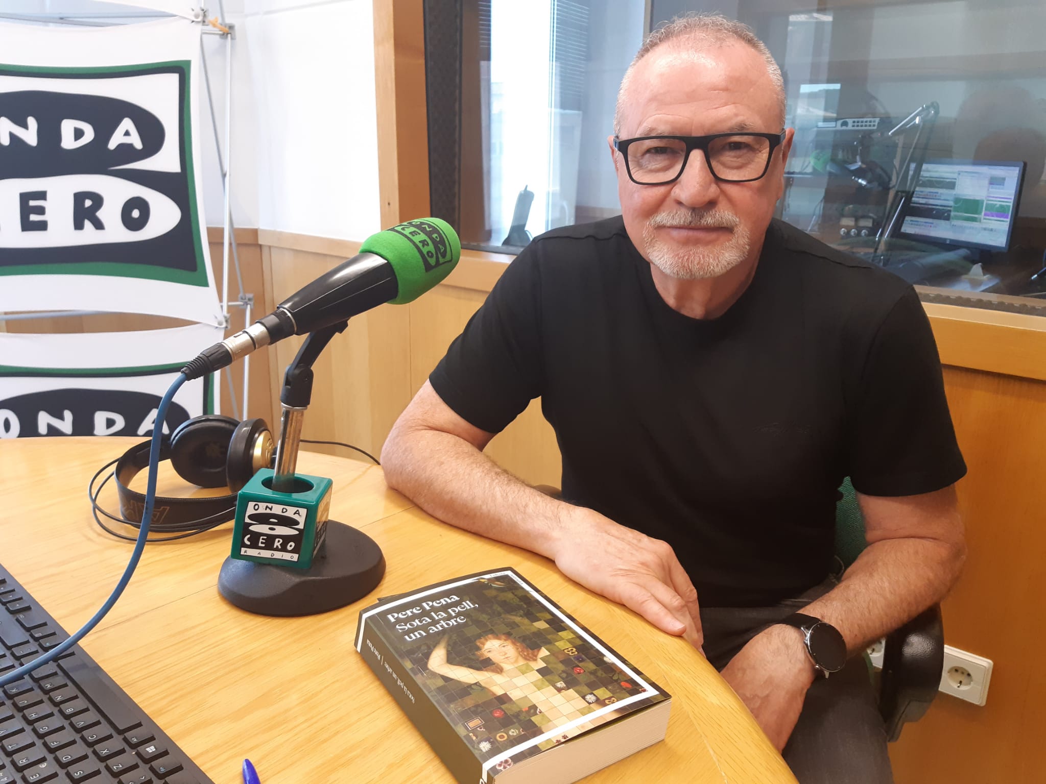 Pere Pena teixeix un mosaic de records propis, familiars i veritats literàries al seu debut narratiu "Sota la pell, un arbre" Pere Pena teixeix un mosaic de records propis, familiars i veritats literàries al seu debut narratiu "Sota la pell, un arbre"