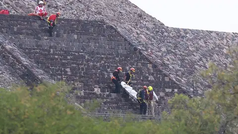 Servicios médicos y forenses en la pirámide de Teotihuacán tras el ataque provocado por Julio César Jasso. Julio César Jasso, el joven de 27 años autor del tiroteo que provocó el pánico en la pirámide de Teotihuacán