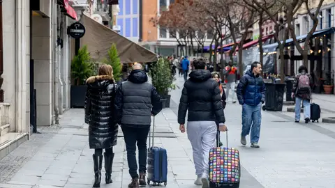 Imagen de archivo de varios turistas en la calle Arenal, en Madrid. Imagen de archivo de varios turistas en la calle Arenal, en Madrid.
