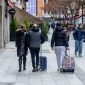 Imagen de archivo de varios turistas en la calle Arenal, en Madrid.