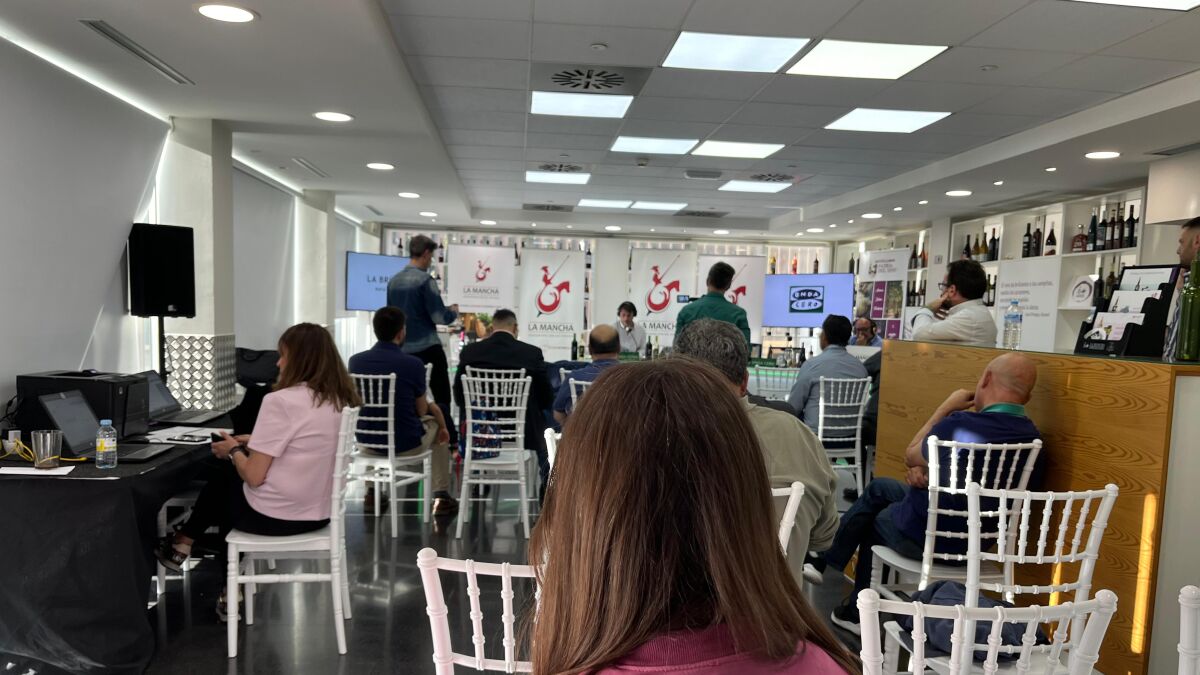 La Brújula celebra en Socuéllamos el peso del vino manchego y la defensa del campo regional