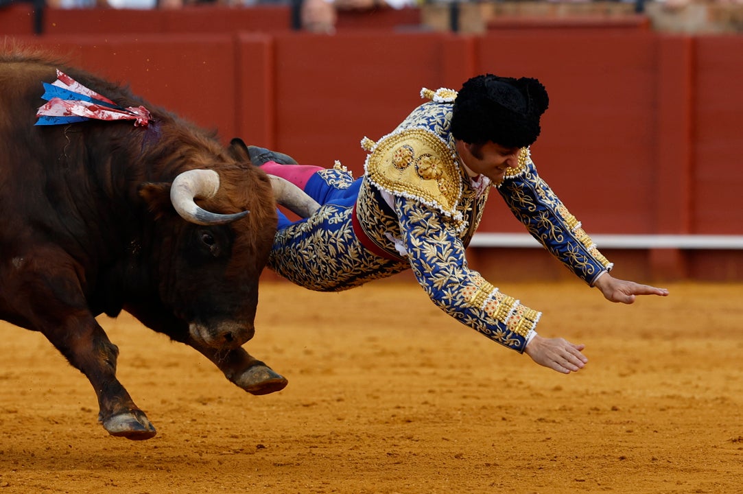El diestro Morante de la Puebla sufre una cogida durante la novena corrida de la Feria de Abril de Sevilla El diestro Morante de la Puebla sufre una cogida durante la novena corrida de la Feria de Abril de Sevilla