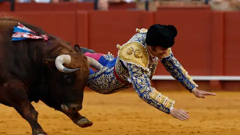 El diestro Morante de la Puebla sufre una cogida durante la novena corrida de la Feria de Abril de Sevilla El diestro Morante de la Puebla sufre una cogida durante la novena corrida de la Feria de Abril de Sevilla/ EFE/ Julio Muñoz
