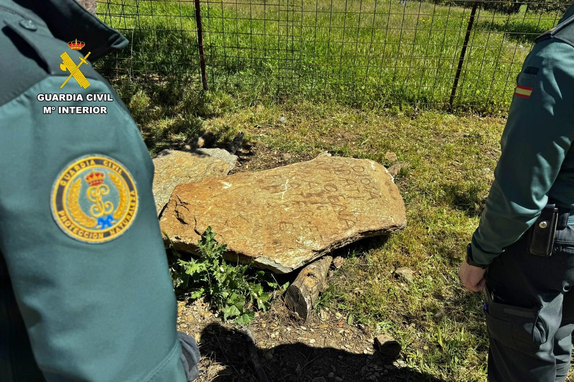 La Guardia Civil recupera dos estelas funerarias de la época romana sustraídas en Nogales La Guardia Civil recupera dos estelas funerarias de la época romana sustraídas en Nogales