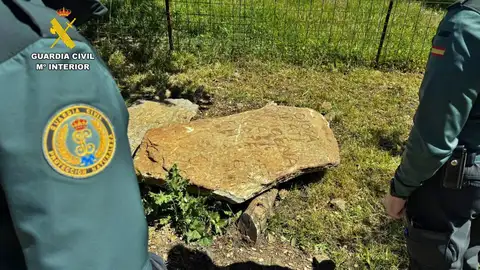 La Guardia Civil recupera dos estelas funerarias de la época romana sustraídas en Nogales La Guardia Civil recupera dos estelas funerarias de la época romana sustraídas en Nogales