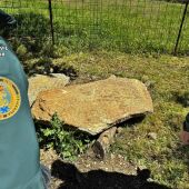 La Guardia Civil recupera dos estelas funerarias de la época romana sustraídas en Nogales