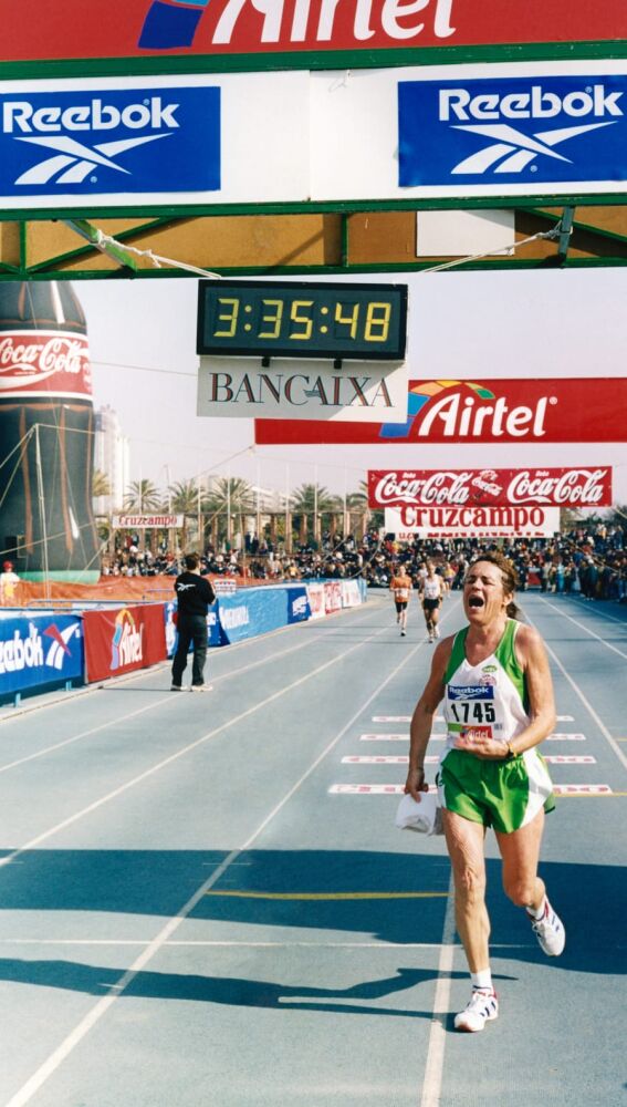 Momento en el que Nieves Tur Muley se convirtió en la primera mujer ibicenca en completar un maratón