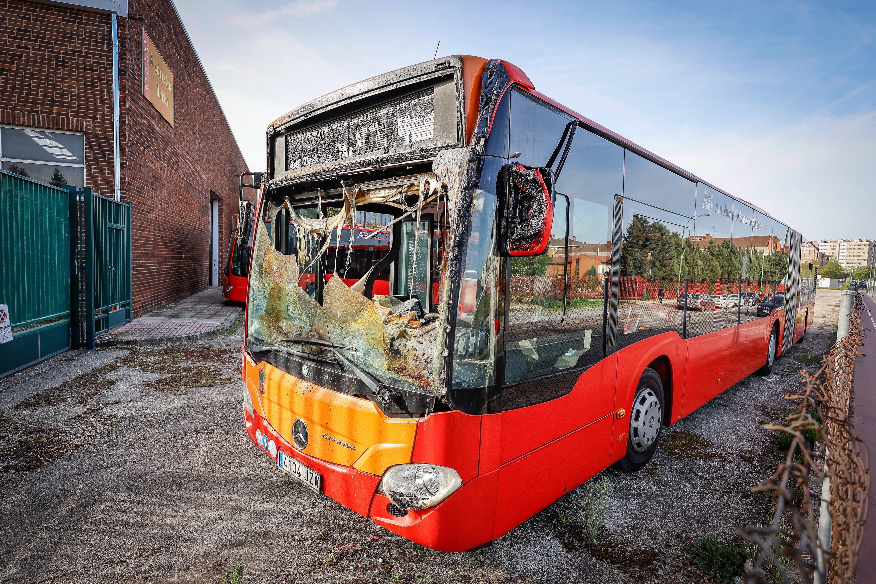 Uno de los autobuses quemados tras el incendio en las cocheras de Burgos. Uno de los autobuses quemados tras el incendio en las cocheras de Burgos.