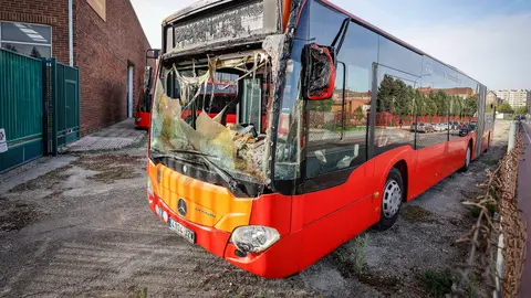 Uno de los autobuses quemados tras el incendio en las cocheras de Burgos. Burgos pierde la mitad de su flota de autobuses urbanos tras un incendio "voraz" en sus cocheras