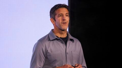 John Ternus, durante la presentaci&oacute;n de nuevos productos de Apple en Nueva York.