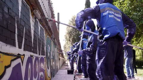 Grafiteros borrando pintadas en el Parque de la Bombilla Grafiteros borrando pintadas en el Parque de la Bombilla