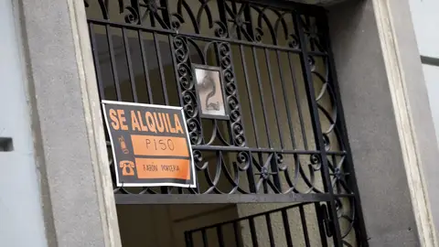 Imagen de archivo de un cartel de 'Se alquila' en una vivienda. Imagen de archivo de un cartel de 'Se alquila' en una vivienda.