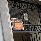 Imagen de archivo de un cartel de 'Se alquila' en una vivienda. Imagen de archivo de un cartel de 'Se alquila' en una vivienda.