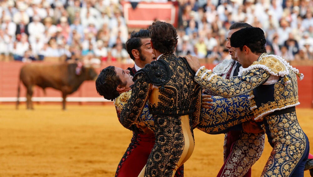 El diestro Morante de la Puebla tras sufrir una cogida durante la novena corrida de la Feria de Abril de Sevilla.