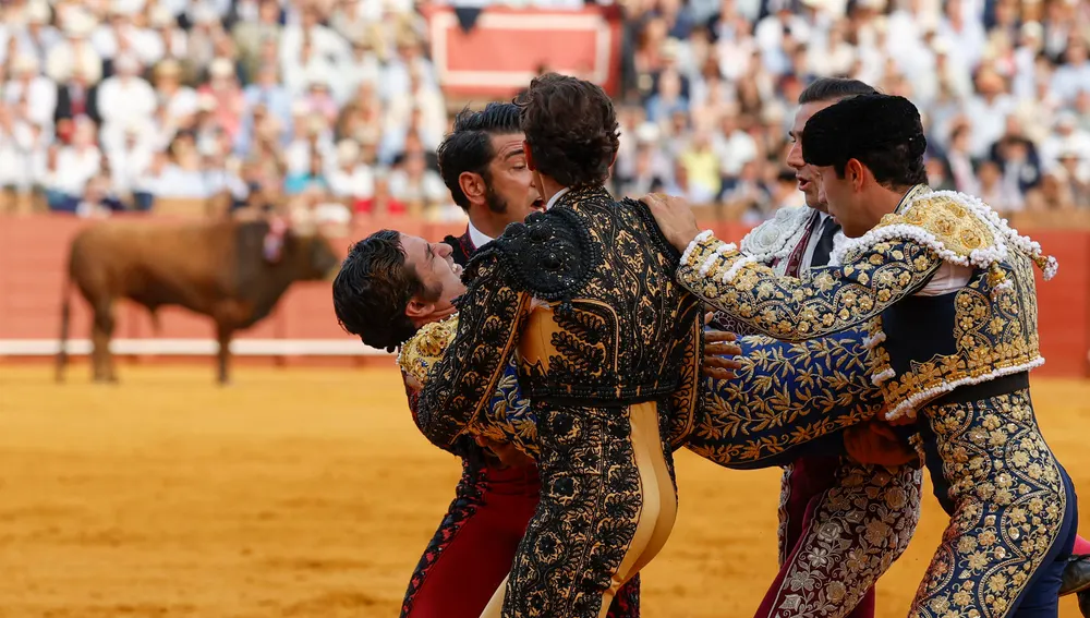 El diestro Morante de la Puebla tras sufrir una cogida durante la novena corrida de la Feria de Abril de Sevilla. El diestro Morante de la Puebla tras sufrir una cogida durante la novena corrida de la Feria de Abril de Sevilla.