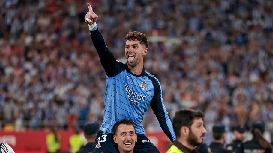 Unai Marrero celebra junto a Mikel Oyarzabal la victoria de la Real Sociedad en la final de la Copa del Rey 2026