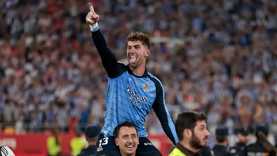 Unai Marrero celebra junto a Mikel Oyarzabal la victoria de la Real Sociedad en la final de la Copa del Rey 2026 Unai Marrero celebra junto a Mikel Oyarzabal la victoria de la Real Sociedad en la final de la Copa del Rey 2026