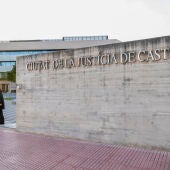 Una persona accede a la Ciudad de la Justicia de Castellón. 