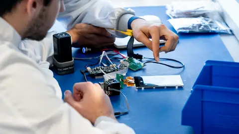 Dos estudiantes de Formación Profesional de Electrónica durante una clase. La FP Dual impulsa la inserción laboral juvenil con tasas de empleabilidad superiores al 80 %, según un estudio de Zona FP