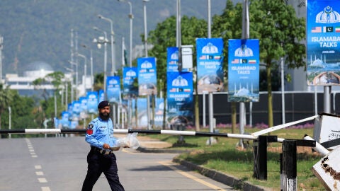 Un agente de polic&iacute;a camina por las instalaciones del Hotel Serena, mientras Pakist&aacute;n se prepara para recibir a Estados Unidos e Ir&aacute;n para la segunda fase de las conversaciones de paz en Islamabad/ REUTERS/Akhtar Soomro