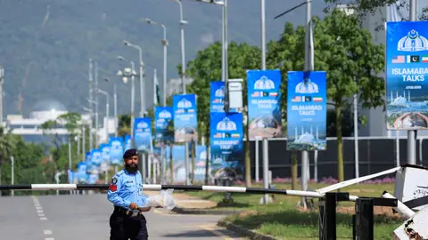 Un agente de policía camina por las instalaciones del Hotel Serena, mientras Pakistán se prepara para recibir a Estados Unidos e Irán para la segunda fase de las conversaciones de paz en Islamabad Un agente de policía camina por las instalaciones del Hotel Serena, mientras Pakistán se prepara para recibir a Estados Unidos e Irán para la segunda fase de las conversaciones de paz en Islamabad/ REUTERS/Akhtar Soomro