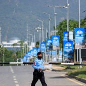 Un agente de policía camina por las instalaciones del Hotel Serena, mientras Pakistán se prepara para recibir a Estados Unidos e Irán para la segunda fase de las conversaciones de paz en Islamabad/ REUTERS/Akhtar Soomro