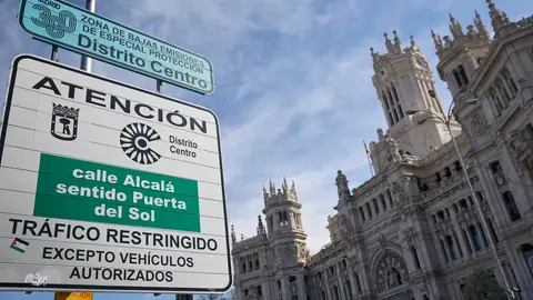 Cartel de la Zona de Bajas Emisiones frente al Ayuntamiento de Madrid. El Tribunal Supremo avala la anulación parcial de la zona de bajas emisiones de Madrid: qué pasa con las multas
