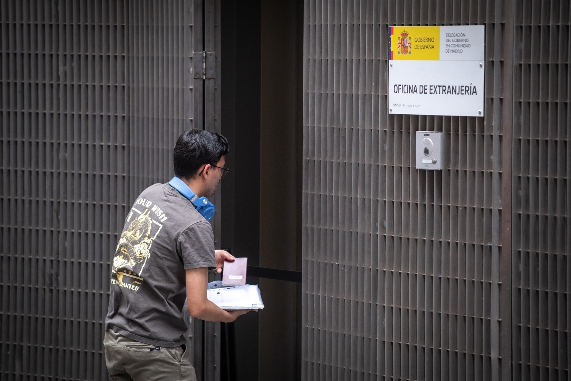 El CSIF denuncia el caos de los tres primeros días de regularización masiva de inmigrantes: "Están echando horas y saliendo por la noche" El CSIF denuncia el caos de los tres primeros días de regularización masiva de inmigrantes: "Están echando horas y saliendo por la noche"