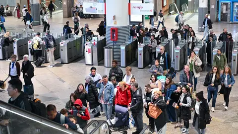 Pasajeros en la estación de Atocha de Madrid en una imagen de archivo Pasajeros en la estación de Atocha de Madrid en una imagen de archivo