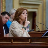 La presidenta del Congreso, Francina Armengol, pide silencio durante la sesión de control al Gobierno.