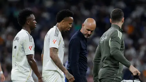 El susto de Militao: sólo sufre un calambre sin gravedad El susto de Militao: sólo sufre un calambre sin gravedad