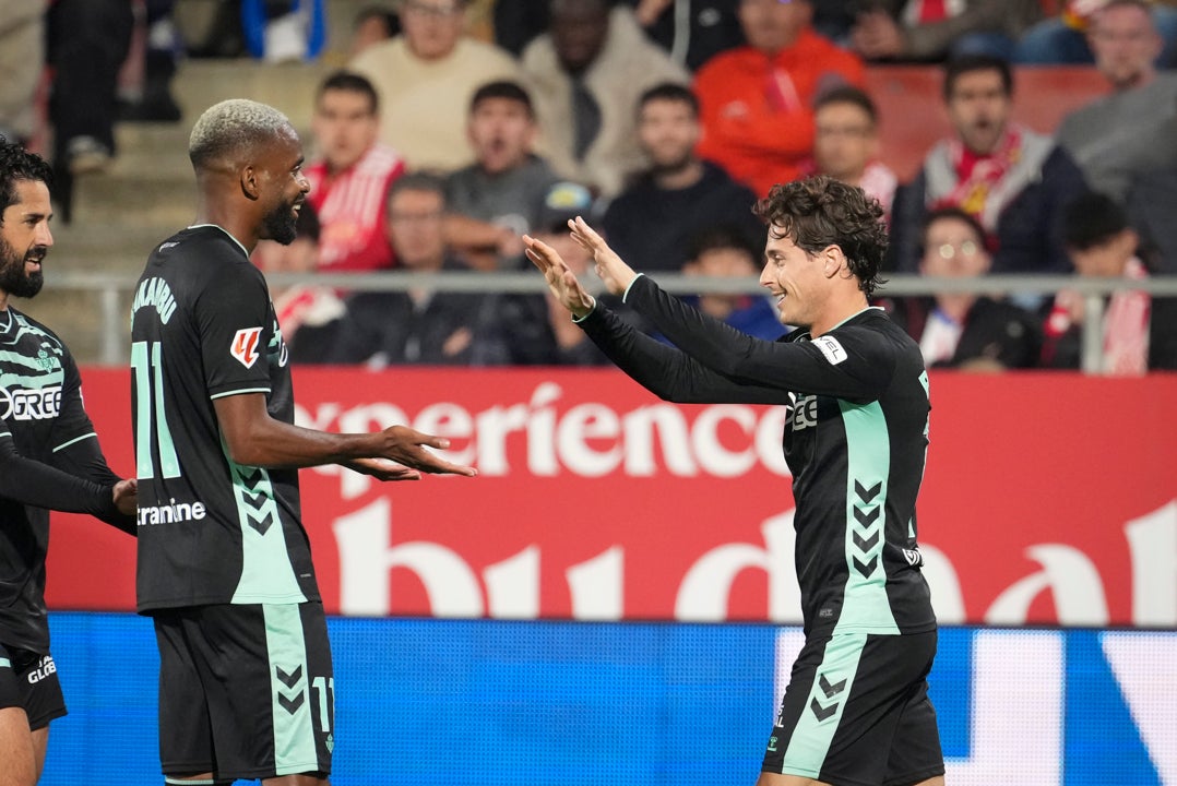 El Betis cura la herida europea con una trabajada victoria en Girona El Betis cura la herida europea con una trabajada victoria en Girona