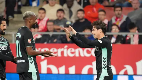 El Betis cura la herida europea con una trabajada victoria en Girona El Betis cura la herida europea con una trabajada victoria en Girona