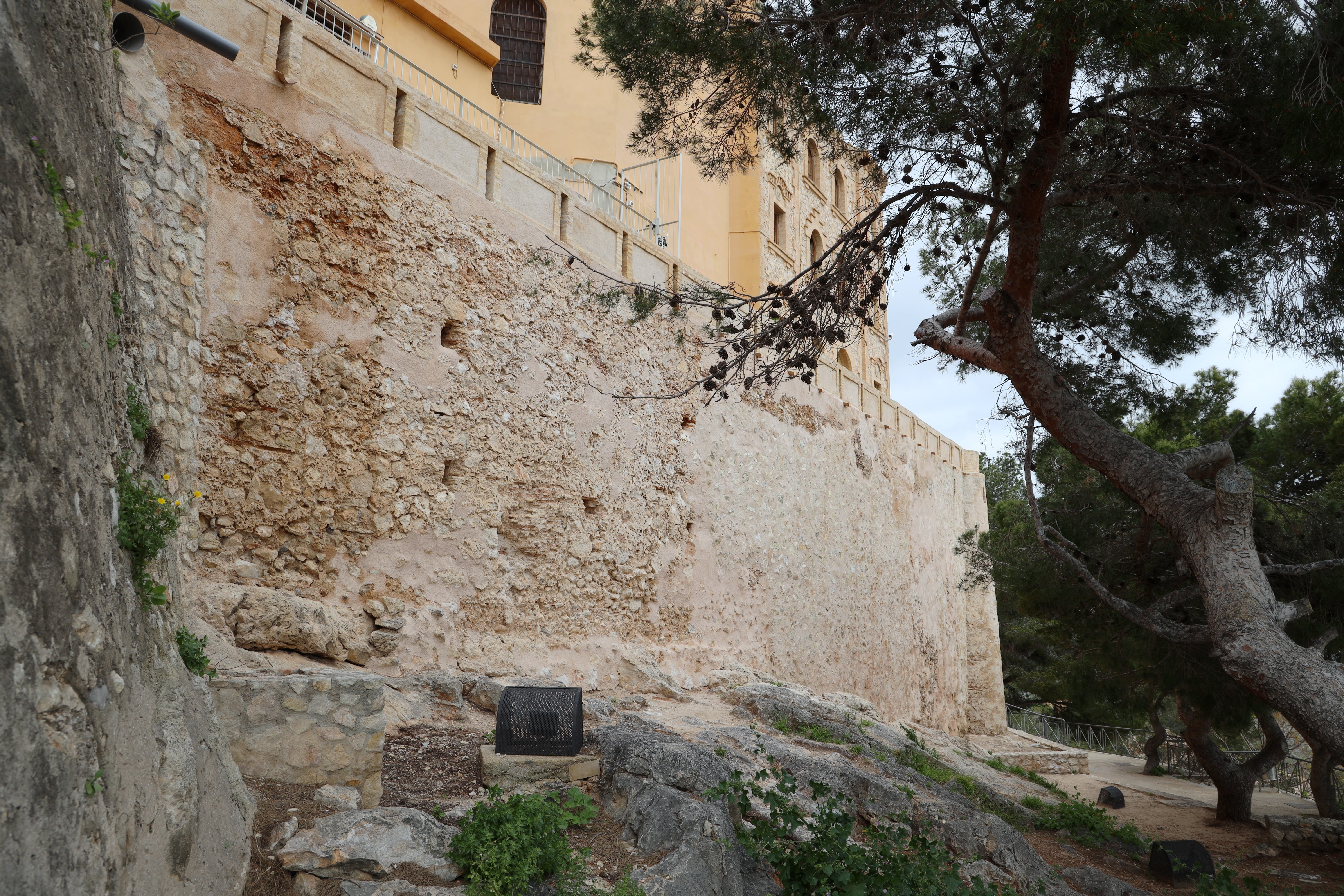 La Unión Europea financia la restauración de la muralla del Castillo de Cullera afectada por la DANA La Unión Europea financia la restauración de la muralla del Castillo de Cullera afectada por la DANA