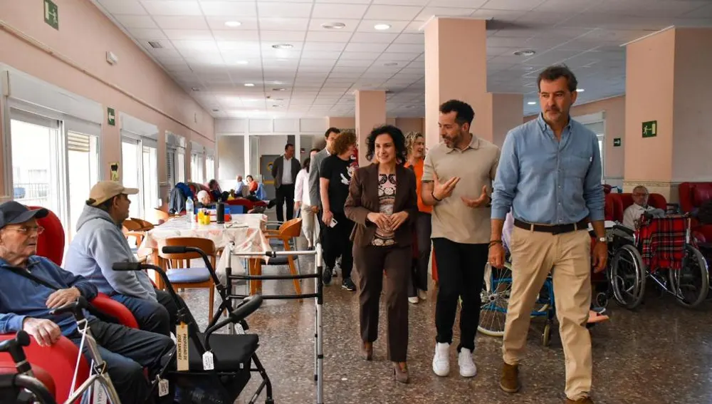 Visita de Elena Albalat a la residencia pública de mayores de Torrevieja Visita de Elena Albalat a la residencia pública de mayores de Torrevieja