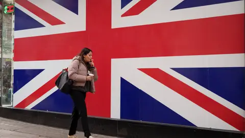 Reino Unido aprueba una ley para prohibir fumar de por vida a los nacidos después del 2008 Reino Unido aprueba una ley para prohibir fumar de por vida a los nacidos después del 2008