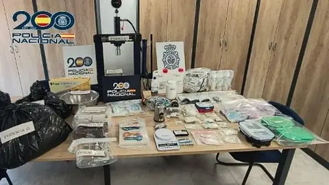 Material incautado por la Policía Nacional a un hombre que circulaba en patinete a gran velocidad. Detenido en Carabanchel tras huir en patinete con dos kilos de cocaína