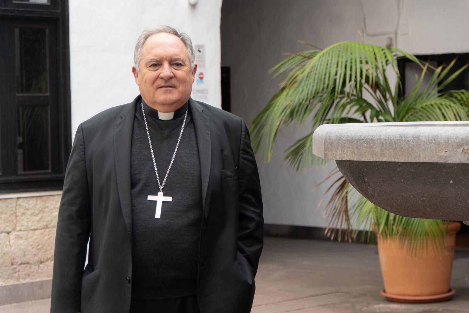 El obispo de Canarias, contundente contra los que critican el trato a los inmigrantes: "Habría que meterlos cinco días en un cayuco" El obispo de Canarias, contundente contra los que critican el trato a los inmigrantes: "Habría que meterlos cinco días en un cayuco"